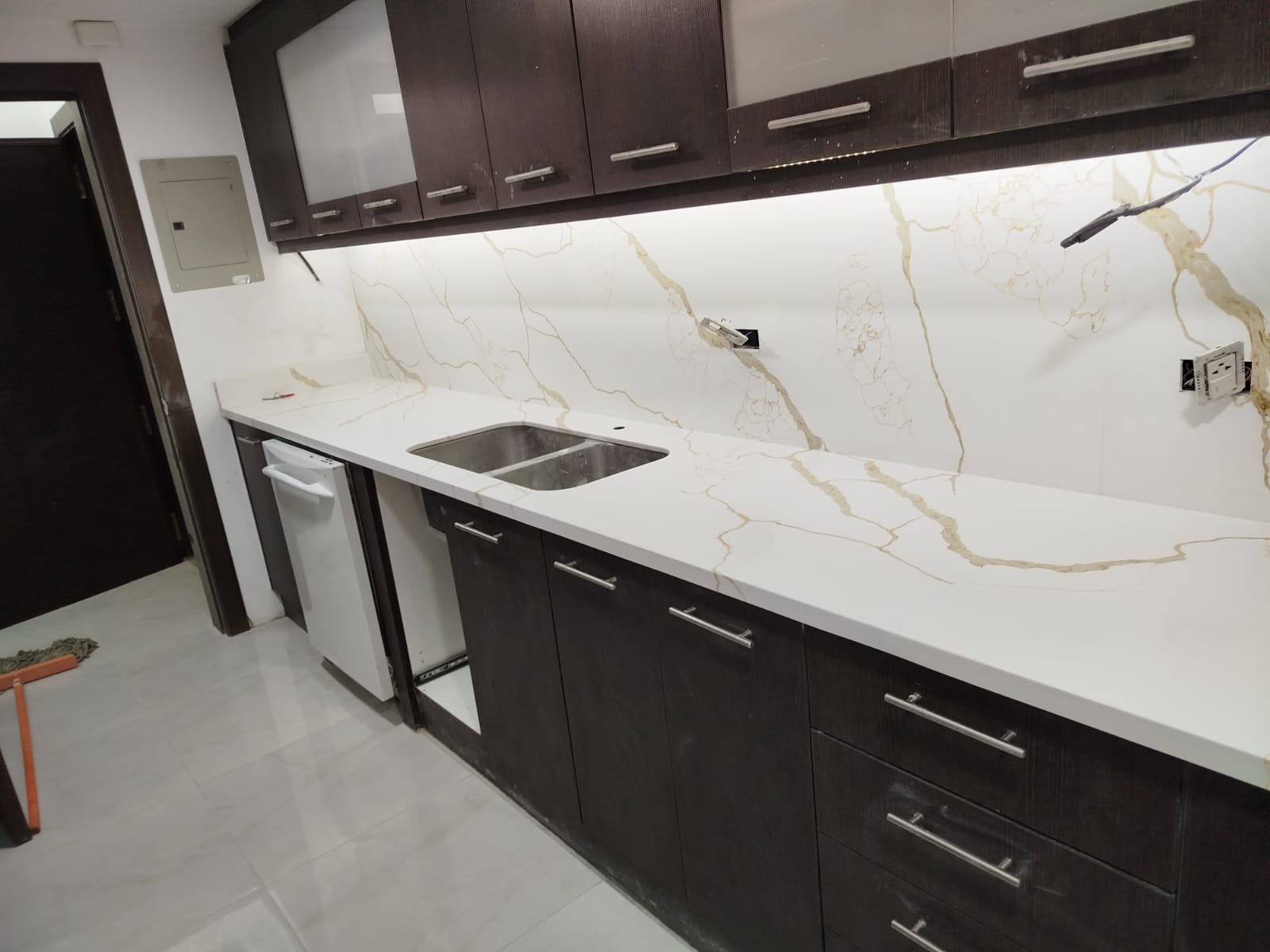 Cocina completa a medida con gabinetes y fregadero integrado